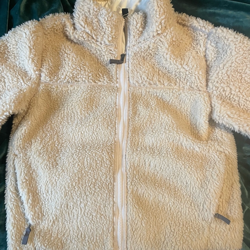 Patagonia Sherpa cream fleece jacket.